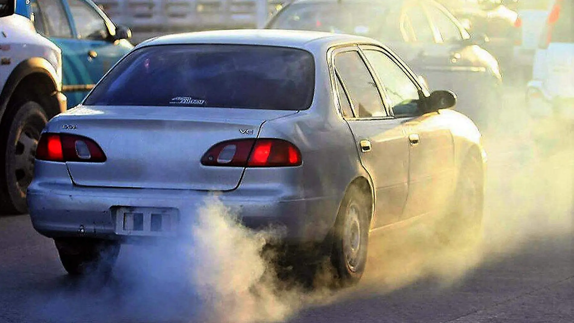 auto arroja humo del escape